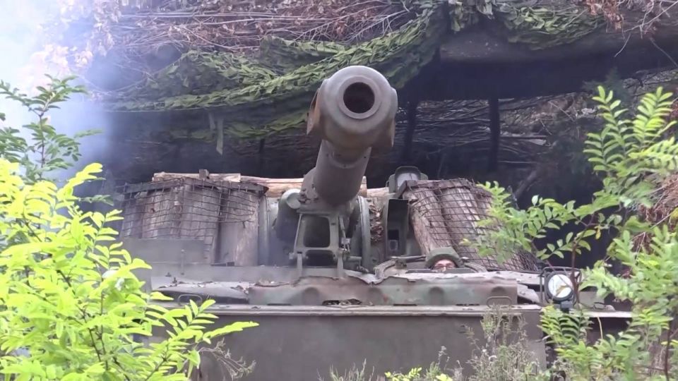 152-мм самоходная гаубица 2С3 «Акация» оснащённая системой динамической защиты «Буратино» из состава группировки войск «Восток» в Днепропетровской области 152-мм самоходная гаубица 2С3 «Акация» оснащённая системой динамической защиты «Буратино» из состава группировки войск «Восток» в Днепропетровской области