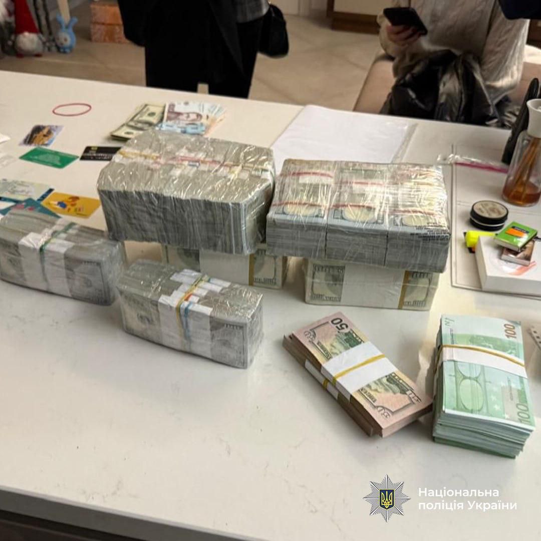 $1 млн наличными, элитная квартира и авто премиум-класса: в Днепропетровске задержали начальницу отдела экологической инспекции $1 млн наличными, элитная квартира и авто премиум-класса: в Днепропетровске задержали начальницу отдела экологической инспекции