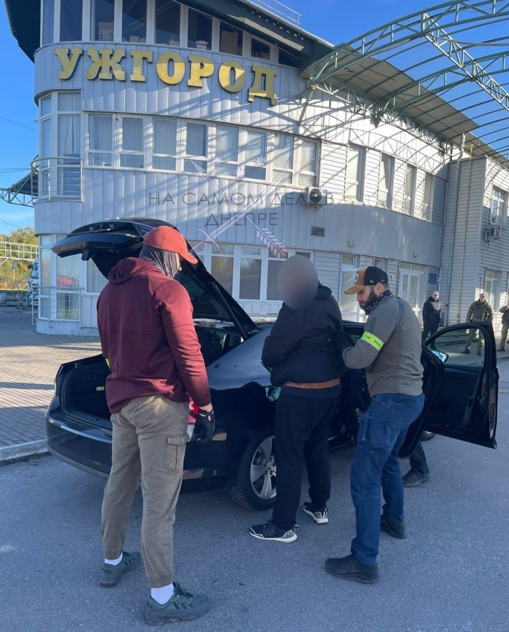 В Чехию отправили разыскиваемого Интерполом участника международной мошеннической схемы, которую огранизировал днепрянин В Чехию отправили разыскиваемого Интерполом участника международной мошеннической схемы, которую огранизировал днепрянин