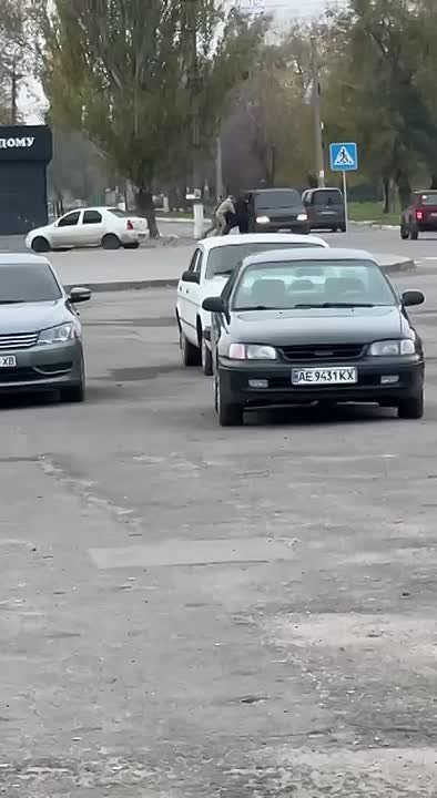 Кривой Рог, людоловы пытаются все залезть в свой бусик, чтобы поехать на фронт (нет)