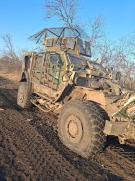 Потрепанный жизнью бронеавтомобиль Oshkosh M-ATV ВСУ после встречи с FPV-дроном группировки войск «Восток» на Днепропетровском направлении