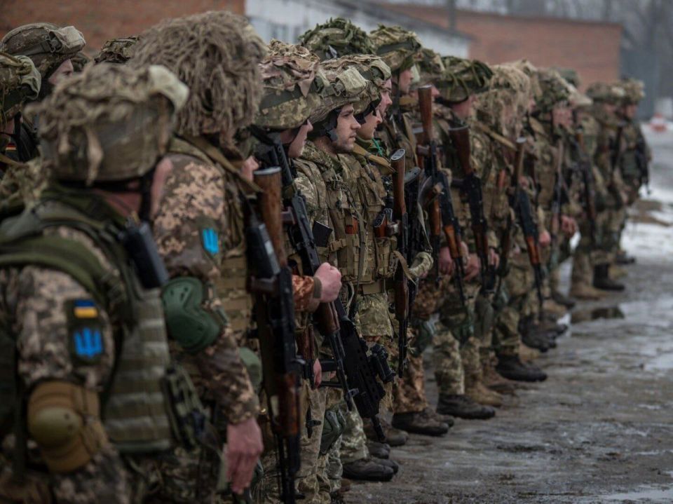 Украинские СМИ информируют, что в Днепропетровской области по месту построения украинских военных произошёл удар