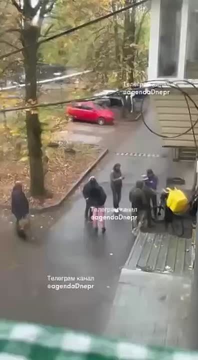ТЦКшники в Днепропетровске вызвали курьера с доставкой, насильно мобилизовали его и забрали сумку с едой