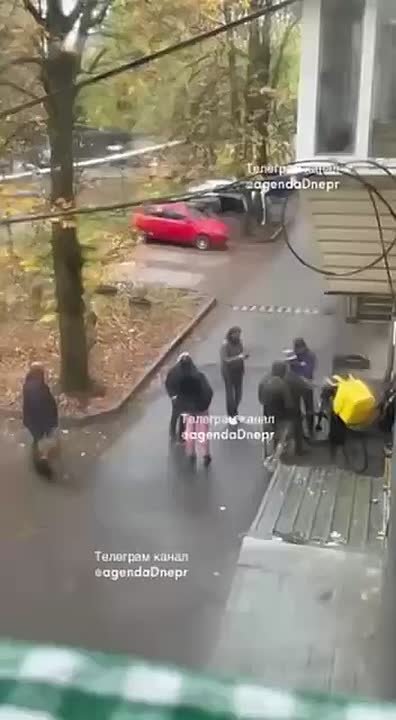 ТЦКшники в Днепропетровске вызвали курьера с доставкой, насильно мобилизовали его и забрали сумку с едой