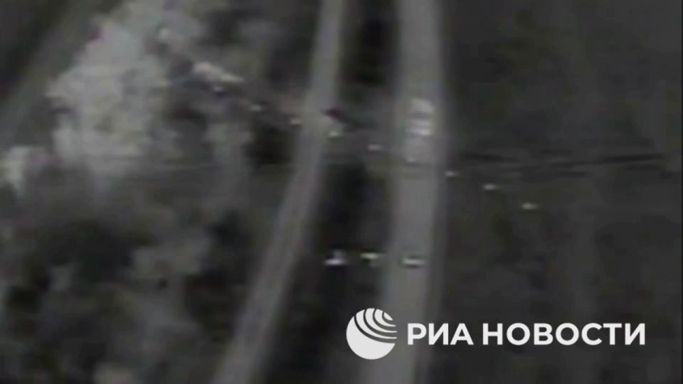 Минобороны показало кадры боев за населенный пункт Волчье