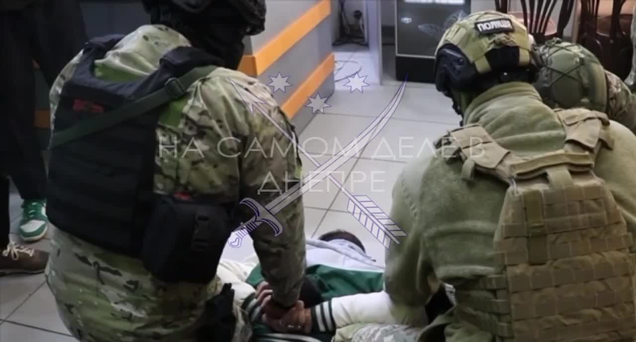 В Днепропетровской области полицаи пресекли деятельность группы, занимавшейся незаконной переправкой мужчин через государственную границу за денежное вознаграждение