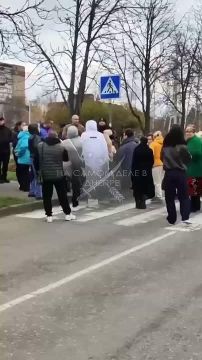 В родном городе гражданина, называющего себя "президентом Украины", — Кривом Роге, жители устроили акцию протеста, заблокировав проезд рядом с районной администрацией