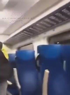 В Польше в поезде произошел инцидент: женщина, вооруженная ножом, громко выкрикивала ругательства и угрозы, и распевала украинский гимн, сообщает "Wiadomoci"