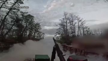 Кадры работы подразделений ВС РФ на катерах в устье Днепра