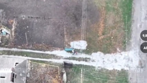 #от_подписчиков. Флаг в Даниловке Днепропетровской области демонстрирует боец 5 гвардейской танковой бригады 36 армии группировки войск "Восток" с позывным "Танцор"