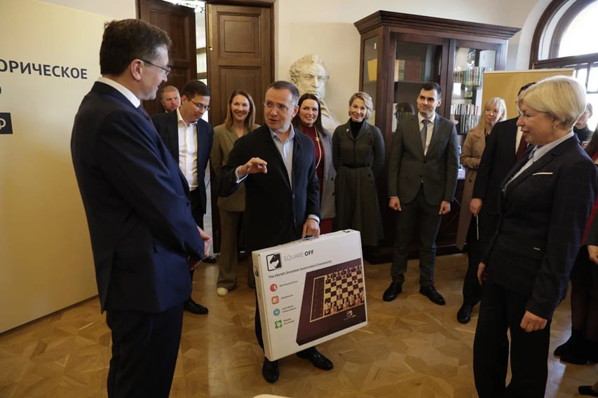 Владимир Мединский: Подарили Шахматным школам РВИО «умные шахматы» (Москва, Н.Новгород, Хабаровск, Кемерово, Ижевск, Рыбинск, Севастополь) Владимир Мединский: Подарили Шахматным школам РВИО «умные шахматы» (Москва, Н.Новгород, Хабаровск, Кемерово, Ижевск, Рыбинск, Севастополь)