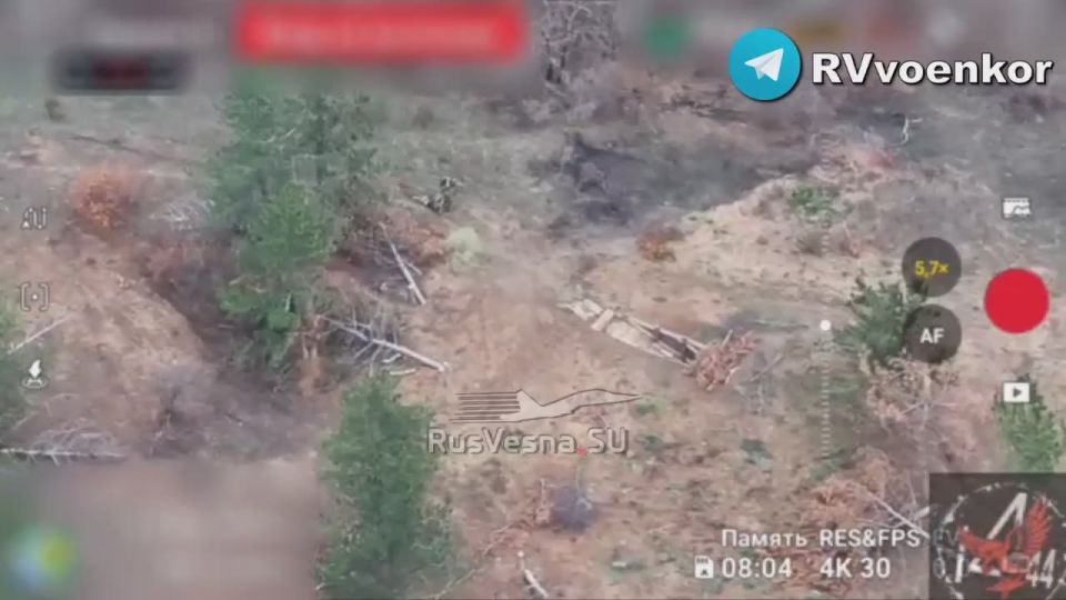 Операторы дронов работают по вражеской пахоте в районе Новопавловки Днепропетровской области, поддерживая успешное наступление наших войск