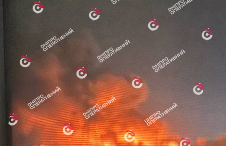 Ночью после налёта дронов Герань-2 по объекту в Днепропетровске, вспыхнул сильный пожар