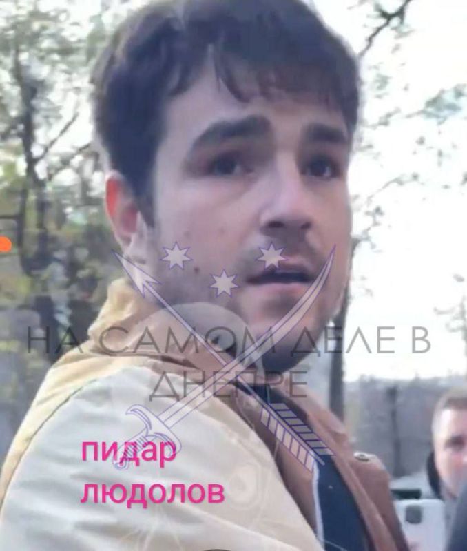 В Кривом Роге местные в соцсетях вычислили людей, в гражданской одежде, которые помогают сотрудникам ТЦК и полицаям задерживать граждан В Кривом Роге местные в соцсетях вычислили людей, в гражданской одежде, которые помогают сотрудникам ТЦК и полицаям задерживать граждан