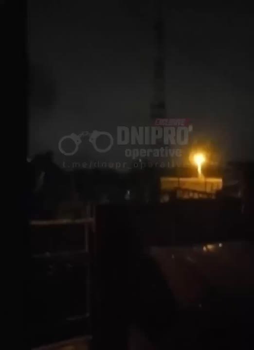 Российские военные ударили барражирующим боеприпасом "Герань" по телебашне в Днепропетровске, сообщают местные Telegram-каналы
