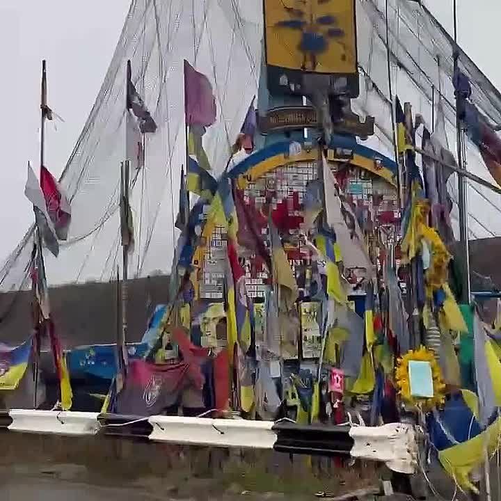 Бандеровцы требуют от власти спасти языческое капище, которое они построили на границе с Донбассом