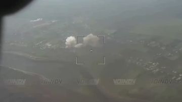 Ну прямо очень эффектные кадры публикуют военные 11-й гвардейской армии ВС РФ. Снято видео в районе села Коломийцы (Днепропетровская область)