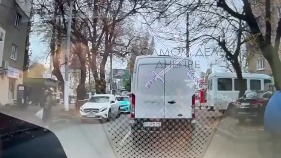 Выжить любой ценой: в Одессе мобилизованный буквально вылетел из ТЦКшного бусика и перебежал дорогу