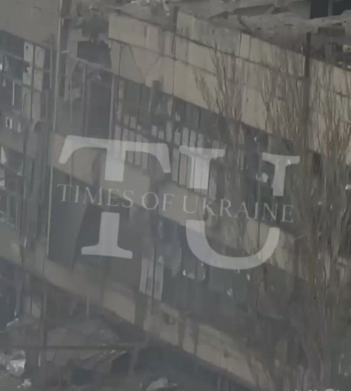 Днепропетровск. Поражённое ракетным ударом здание