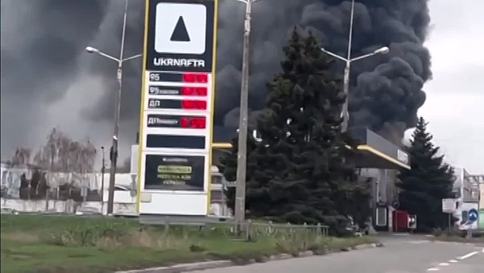 Весь Днепропетровск ощутил последствия прилёта высокоточного оружия и дронов: из разных частей города виден огромный столб дыма