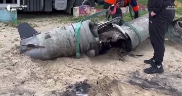 Эвакуация обломков ракеты Х-101, упавшей вчера в Днепропетровске