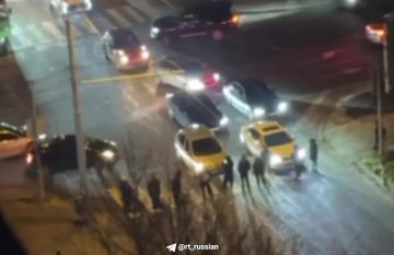 В Днепропетровске жители перекрыли одну из улиц из-за внеплановых отключений света, пишут местные группы