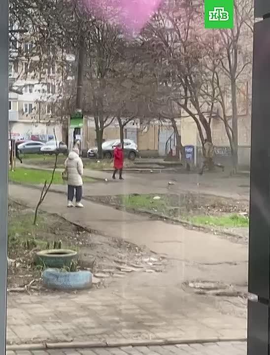 Толпа украинок совместными усилиями отбила у ТЦКшников насильно мобилизованного хлопчика, который в итоге благополучно сбежал от людоловов