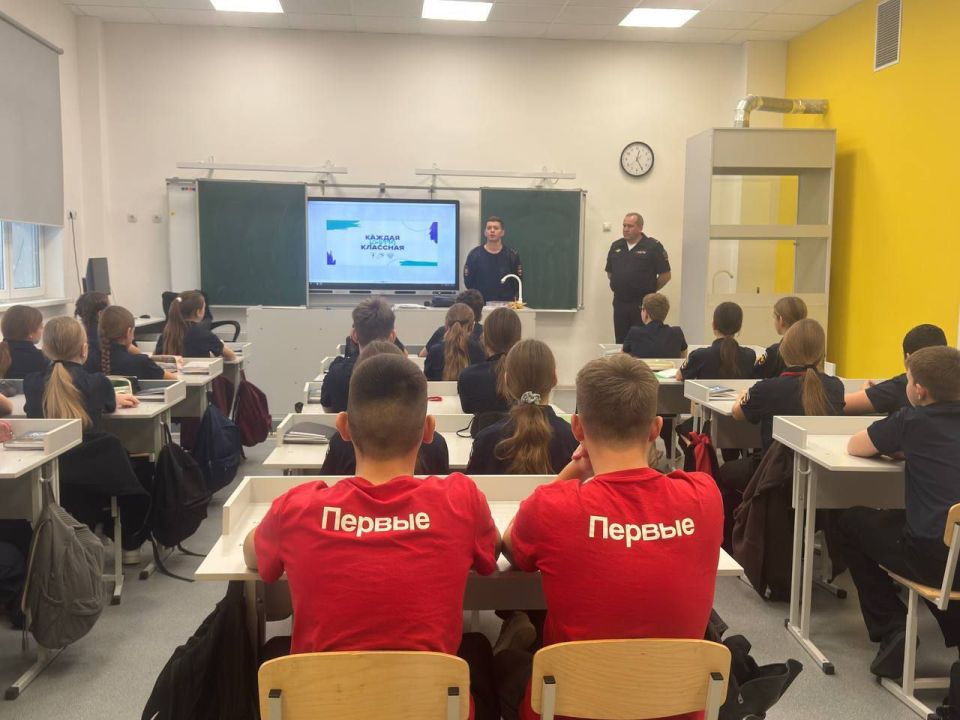 Сотрудники Лиховского линейного отдела МВД России на транспорте организовали и провели профилактическое мероприятие для учащихся специального 7 «Б» класса полицейской направленности в Старостаничной средней... Сотрудники Лиховского линейного отдела МВД России на транспорте организовали и провели профилактическое мероприятие для учащихся специального 7 «Б» класса полицейской направленности в Старостаничной средней...