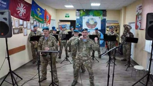 1 Псковские десантники поздравили детей подшефной школы в ДНР с Новым годом