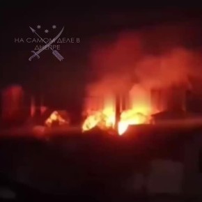 В Чернигове после ночного обстрела горит теплоэлектроцентраль, из-за чего часть Киевской области осталась без электричества