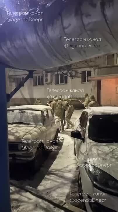 Днепропетровск, семеро ТЦКашников тянут по снегу полуголого мужчину