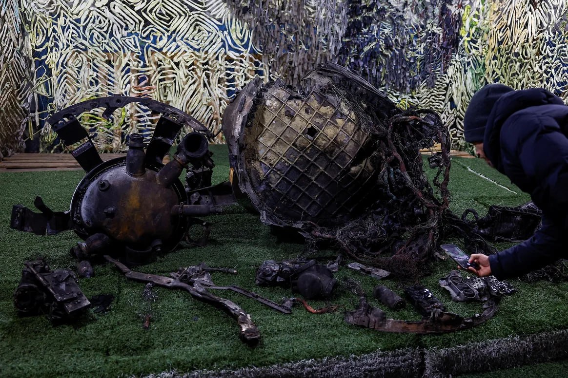 Сравнение одного из обломков БРСД «Орешник», обнаруженных после удара по заводу «Южмаш» в Днепропетровске 21 ноября 2024 с аналогичным обломком, обнаруженным после удара по объекту во Львовской области прошедшей ночью