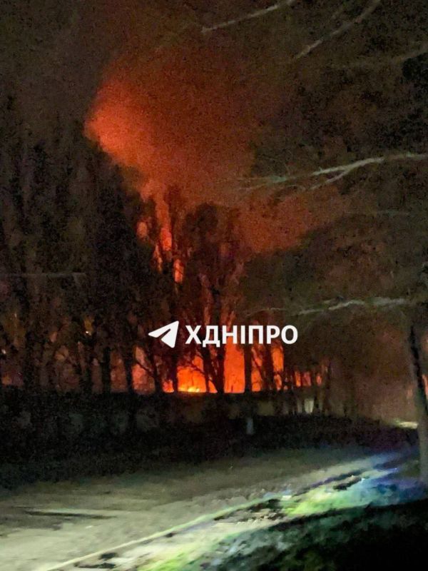 «Массированная атака дронов по Днепру: в городе частично отсутствует электричество, зафиксирован крупный пожар