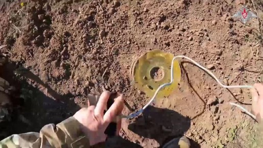 Минобороны России: Инженерно-саперные подразделения Новороссийского гвардейского горного соединения ВДВ группировки войск «Днепр» проводят разминирование маршрутов, предназначенных для продвижения российской техники и...