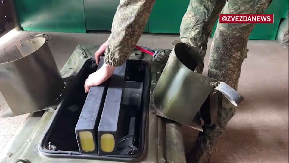 Процесс установки якорных надводных мин (ЯРМ) российским надводным БЭК "Сириус-82" на Днепре Процесс установки якорных надводных мин (ЯРМ) российским надводным БЭК "Сириус-82" на Днепре