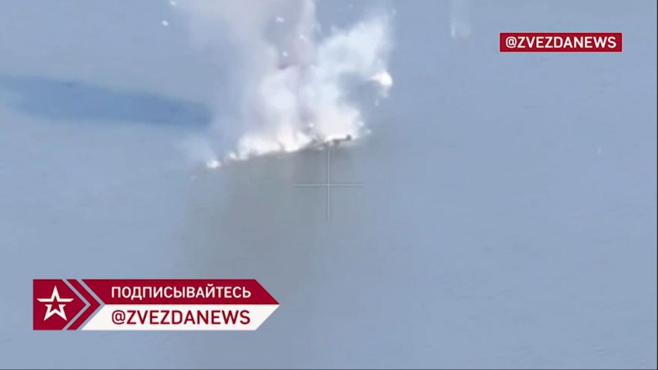 Процесс установки якорных надводных мин (ЯРМ) российским надводным БЭК "Сириус-82" на Днепре Процесс установки якорных надводных мин (ЯРМ) российским надводным БЭК "Сириус-82" на Днепре