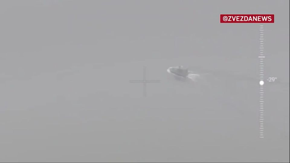 Процесс установки якорных надводных мин (ЯРМ) российским надводным БЭК "Сириус-82" на Днепре Процесс установки якорных надводных мин (ЯРМ) российским надводным БЭК "Сириус-82" на Днепре