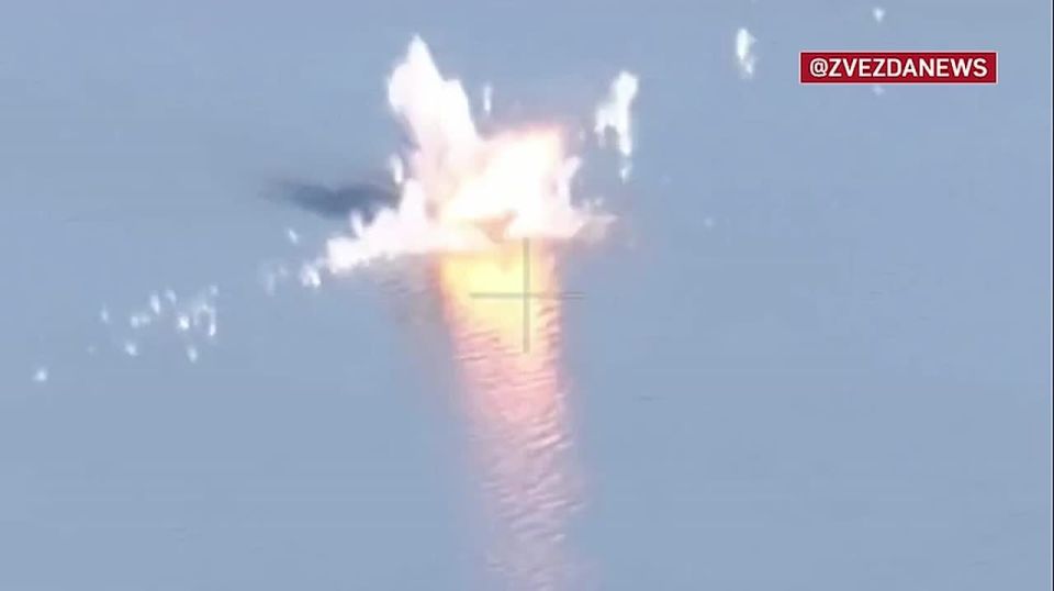 Процесс установки якорных надводных мин (ЯРМ) российским надводным БЭК "Сириус-82" на Днепре