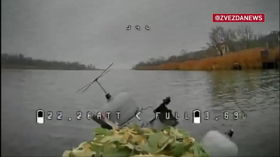 Процесс установки якорных надводных мин (ЯРМ) российским надводным БЭК "Сириус-82" на Днепре Процесс установки якорных надводных мин (ЯРМ) российским надводным БЭК "Сириус-82" на Днепре