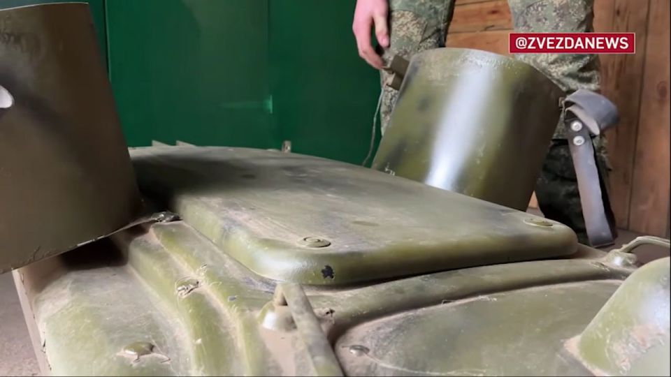 Процесс установки якорных надводных мин (ЯРМ) российским надводным БЭК "Сириус-82" на Днепре Процесс установки якорных надводных мин (ЯРМ) российским надводным БЭК "Сириус-82" на Днепре