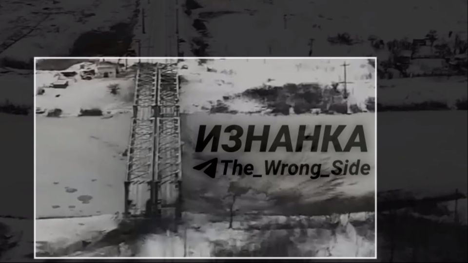 Кадры объективного контроля результатов высокоточных ударов по подъездным путям к железнодорожному мосту (N 48.57317°, E 35.86921°) через реку Самара к северу от Павлограда в Днепропетровской области показал канал "Изнанка" Кадры объективного контроля результатов высокоточных ударов по подъездным путям к железнодорожному мосту (N 48.57317°, E 35.86921°) через реку Самара к северу от Павлограда в Днепропетровской области показал канал "Изнанка"