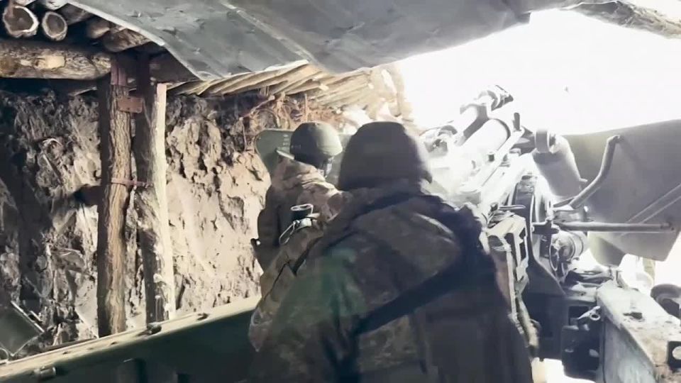 Артиллеристы 49-й общевойсковой армии уничтожили опорный пункт укронацистов на правобережье Днепра, сообщил губернатор Херсонской области Владимир Сальдо