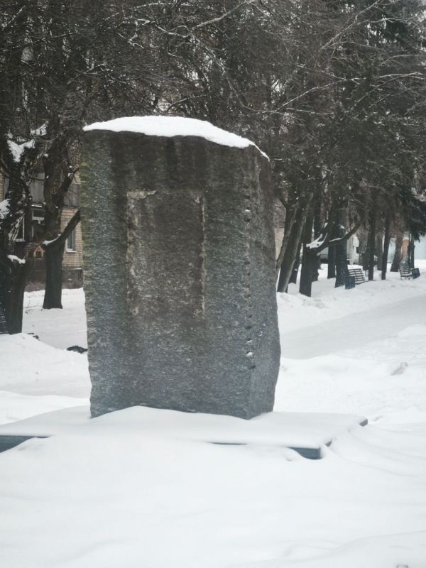 В Пятихатках в Днепропетровской области бандеровцы уничтожили памятную доску, установленную в честь павших красноармейцев В Пятихатках в Днепропетровской области бандеровцы уничтожили памятную доску, установленную в честь павших красноармейцев