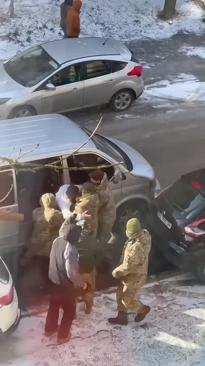 Днепропетровск: четыре тцкшника и один хунвейбин в гражданском затащили добычу в автомобиль