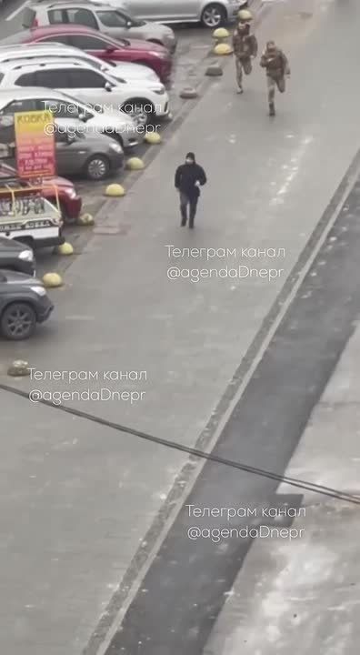 Украинец перехитрил военкомов и ловко сбежал от них в Днепропетровске, сообщают местные каналы