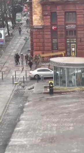 В Днепропетровске людоловы окружили "добровольца" и казалось бы отправка на фарш неизбежна, но тут жертва дает подержать свою сумку якобы говоря что смирился и делает вид что достает документы, после чего изо всех сил дает...