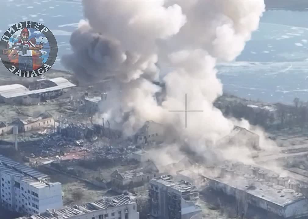 Владислав Шурыгин: Два ФАБ-500 стёрли с лица земли бывшее здание винзавода в н.п. Весёлое на Херсонском направлении