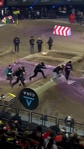 Помимо скачек на игрушечных лошадках и выгула воображаемых собачек, появилось новое увлечение – хоббимотокросс!!!