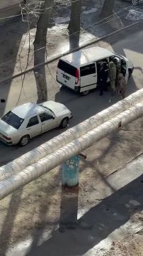 Днепропетровск. Во время могилизации полицай снимает бодикамеру и идёт бить мужика, которого уже затолкали в бусик