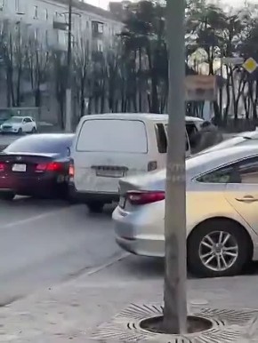 В Днепре бусификаторы толпой упаковывают наголго ухилянта